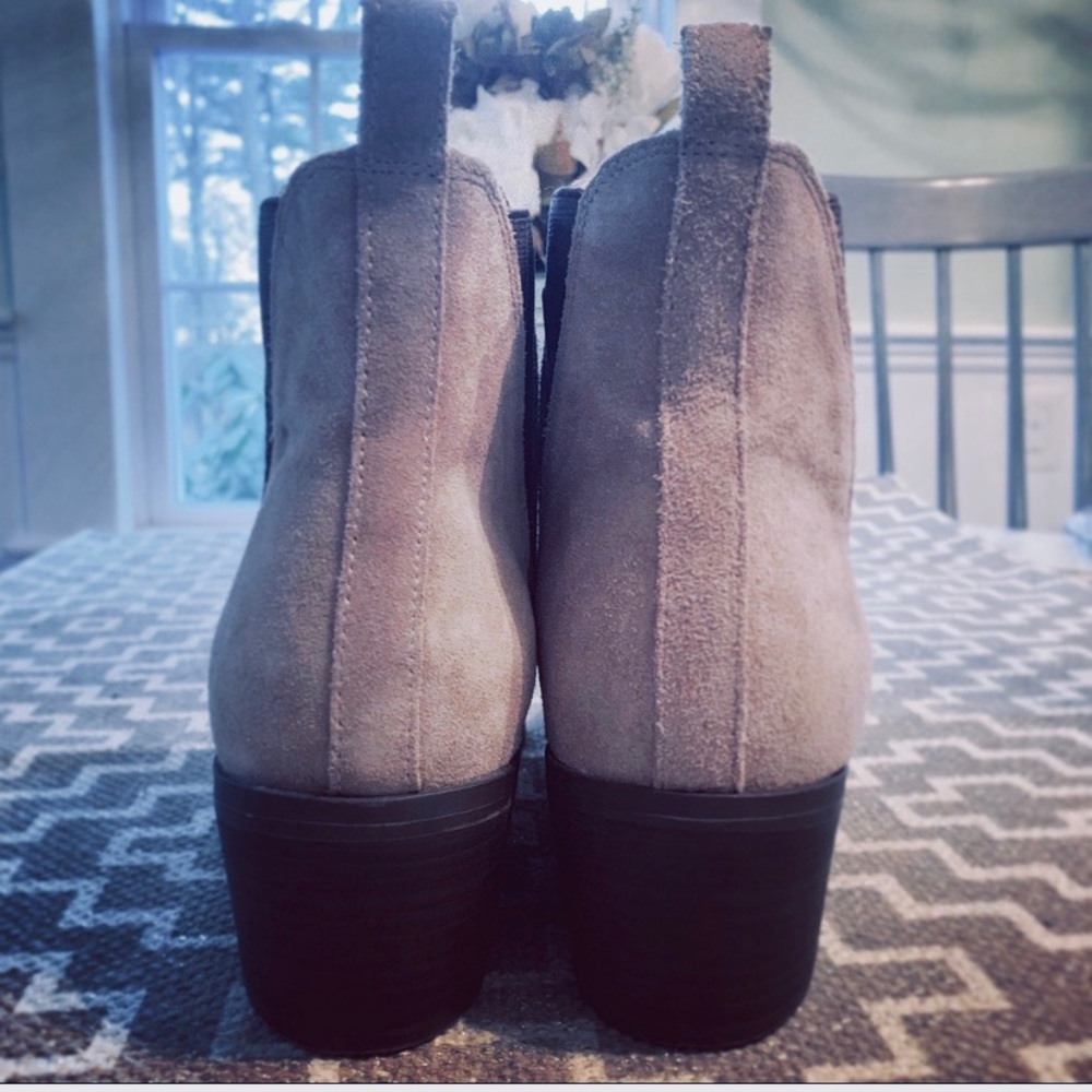 🌻White mountain taupe suede block heel booties🌻 - Picture 4 of 7